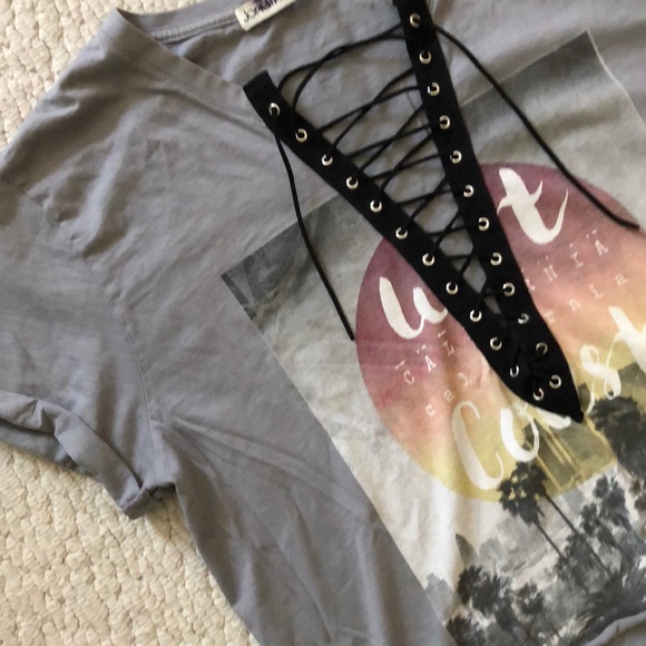 Lace up tee. Size medium - Picture 3 of 4